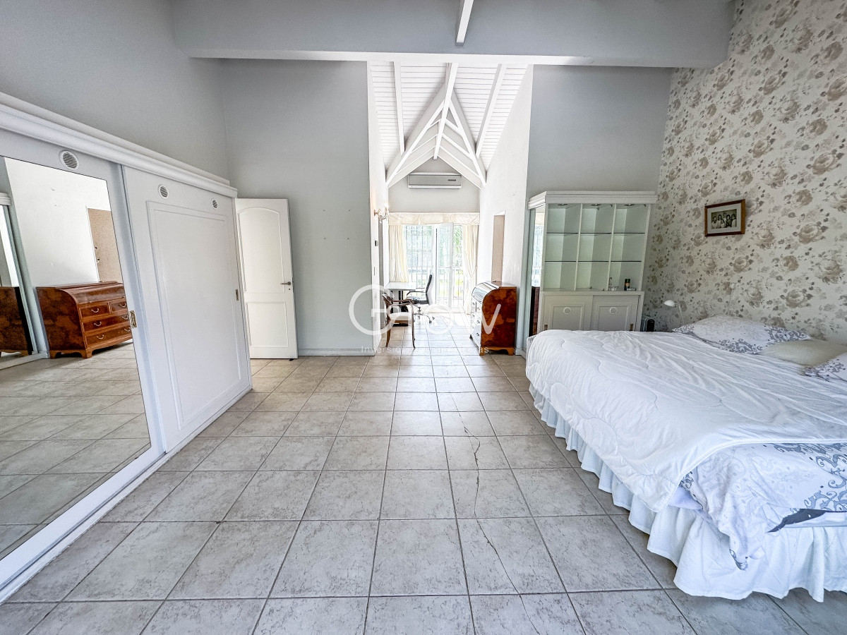 Casa ID.1744 - Residencia en Rincón del Indio, 5 dormitorios más dependencia
