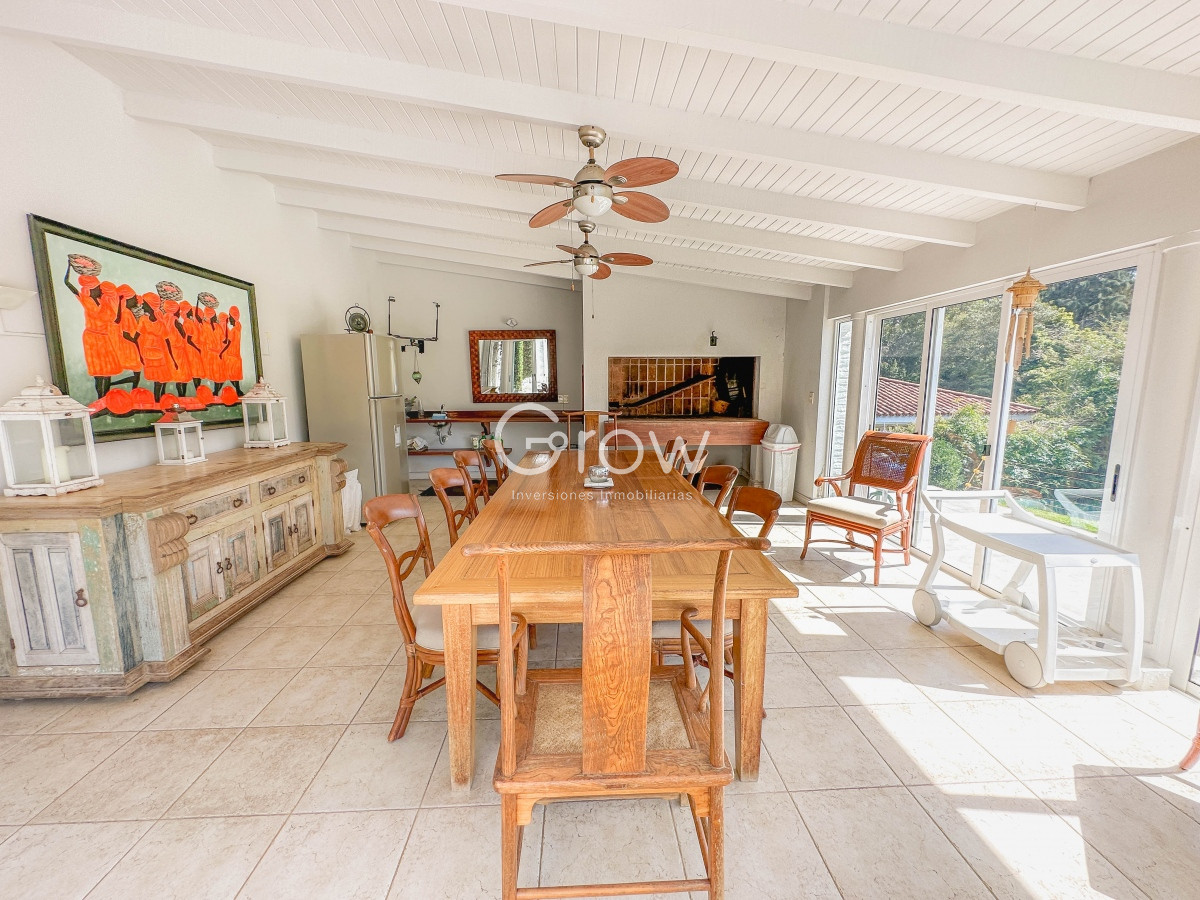 Casa ID.1744 - Residencia en Rincón del Indio, 5 dormitorios más dependencia