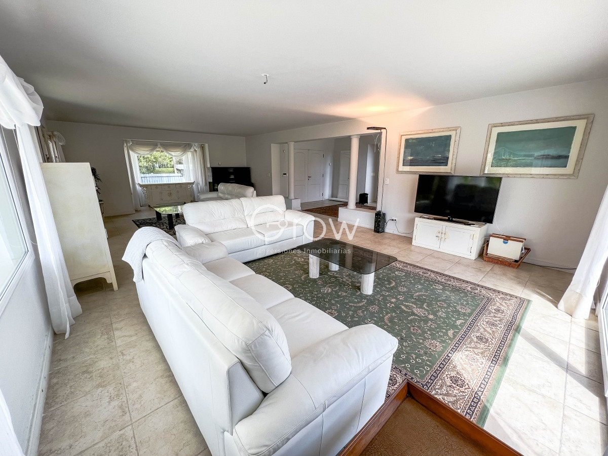 Casa ID.1744 - Residencia en Rincón del Indio, 5 dormitorios más dependencia