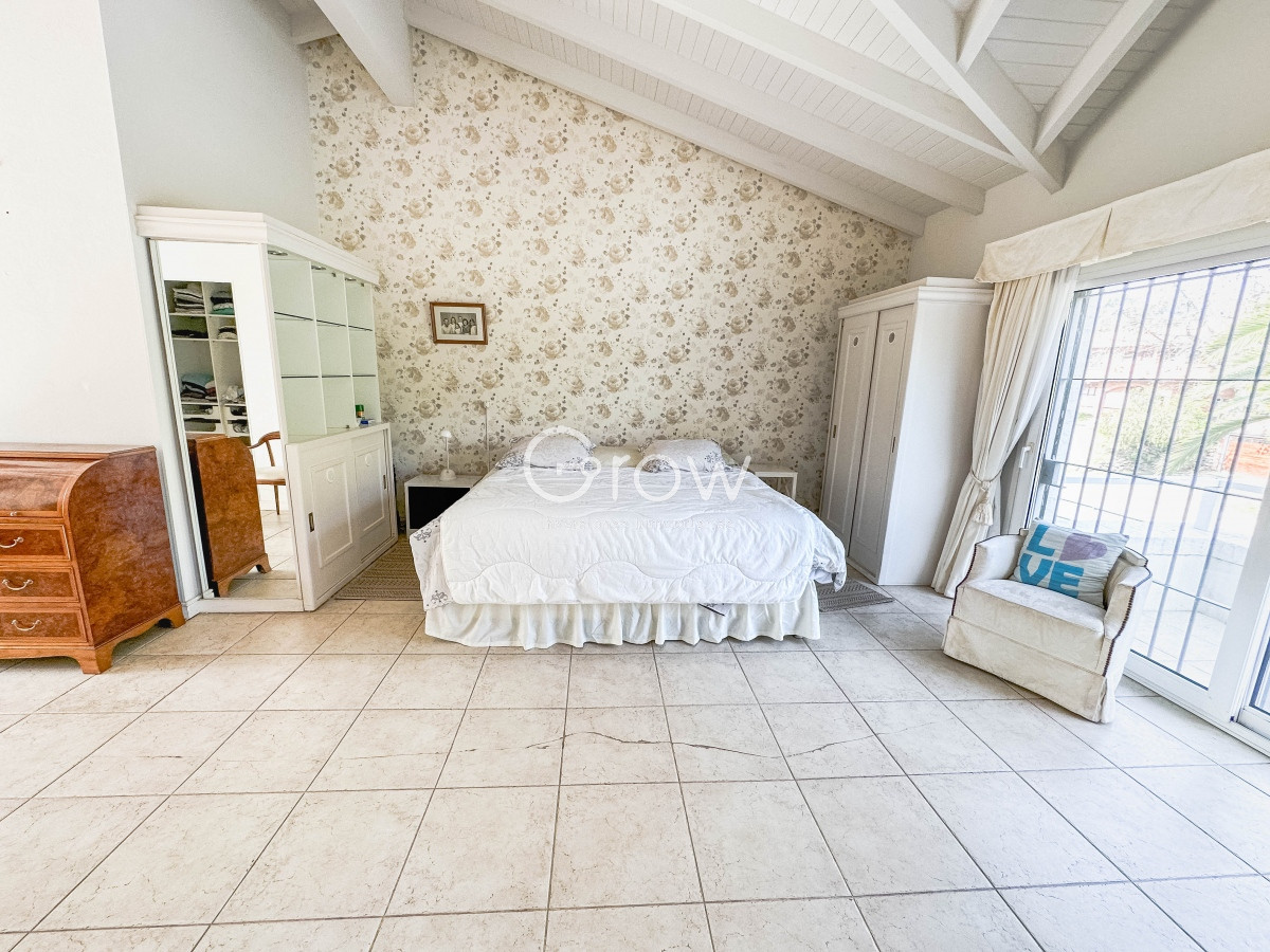 Casa ID.1744 - Residencia en Rincón del Indio, 5 dormitorios más dependencia