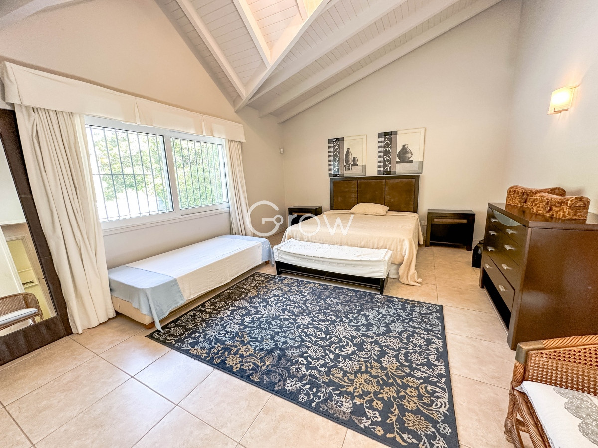 Casa ID.1744 - Residencia en Rincón del Indio, 5 dormitorios más dependencia