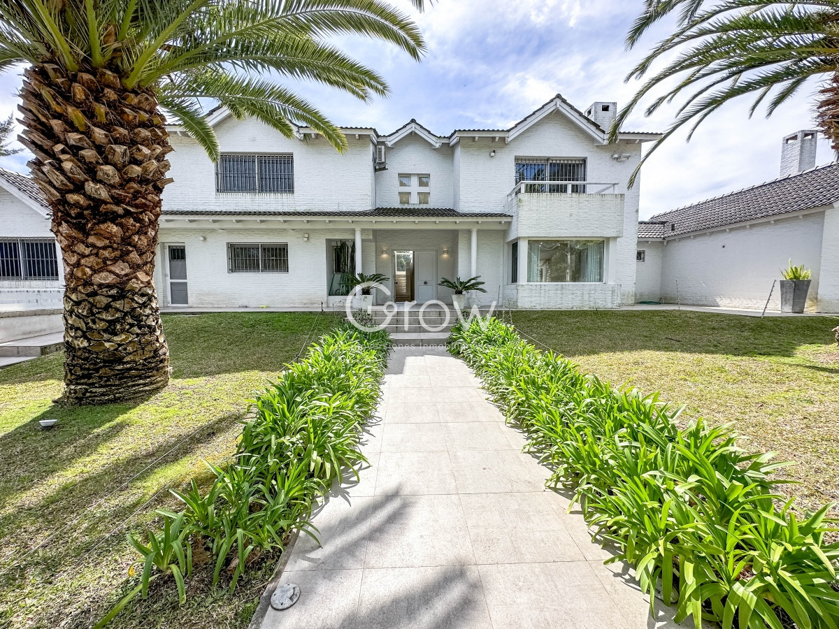 Casa ID.1744 - Residencia en Rincón del Indio, 5 dormitorios más dependencia