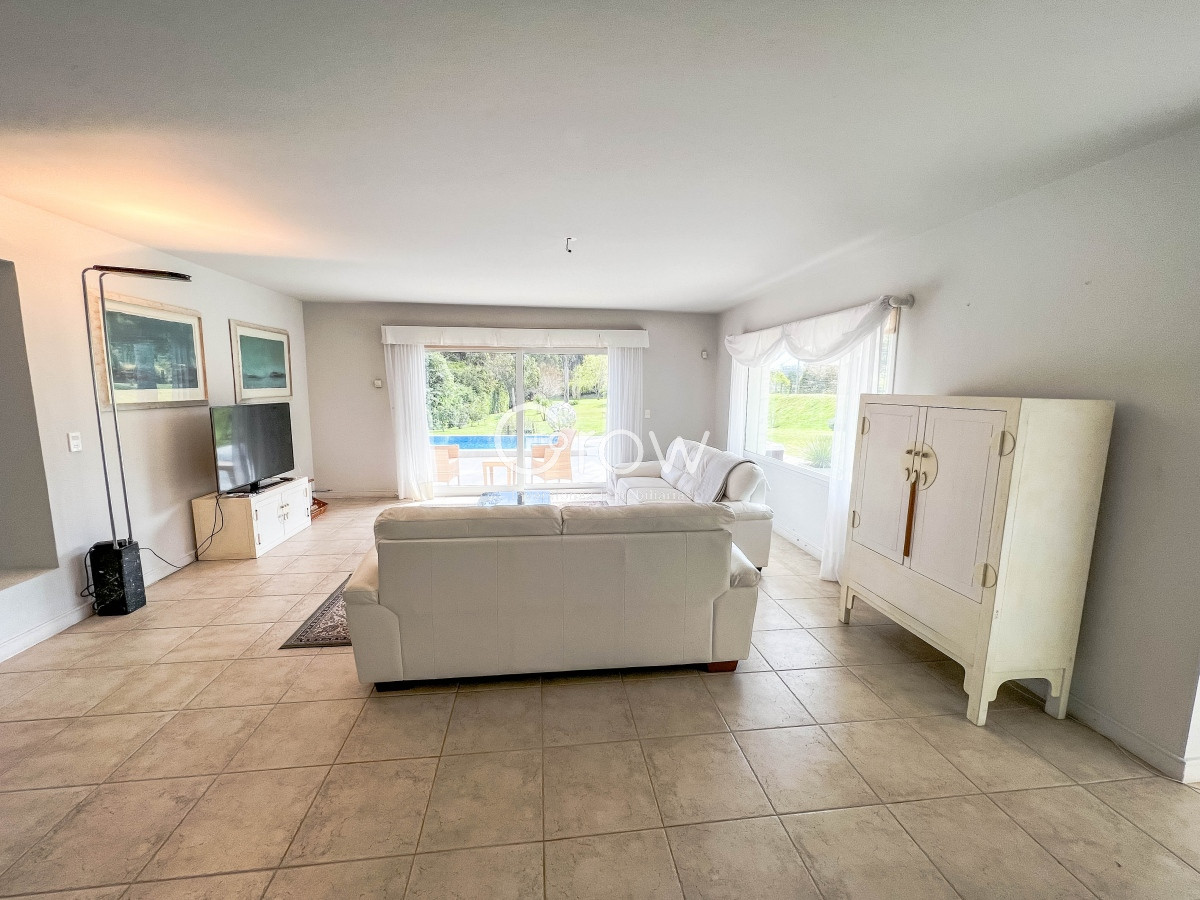 Casa ID.1744 - Residencia en Rincón del Indio, 5 dormitorios más dependencia