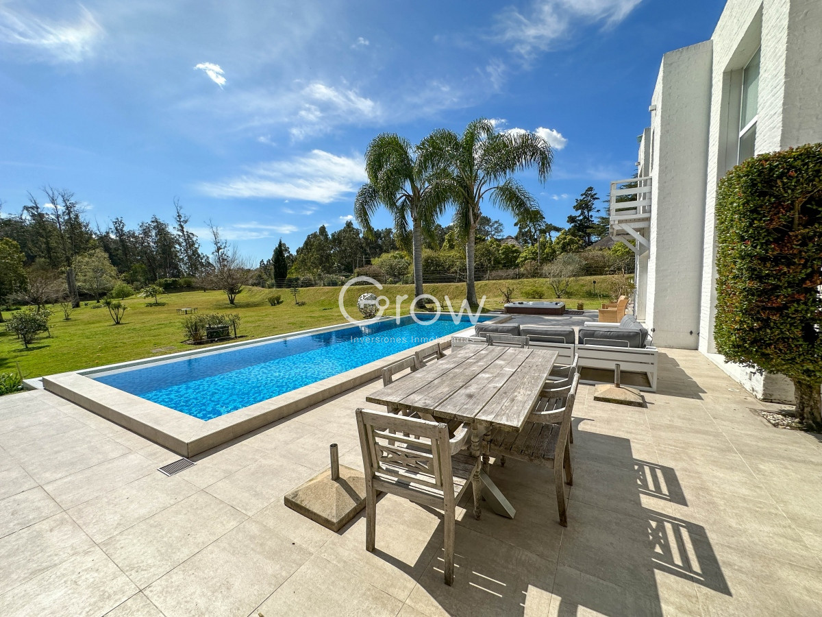 Casa ID.1744 - Residencia en Rincón del Indio, 5 dormitorios más dependencia