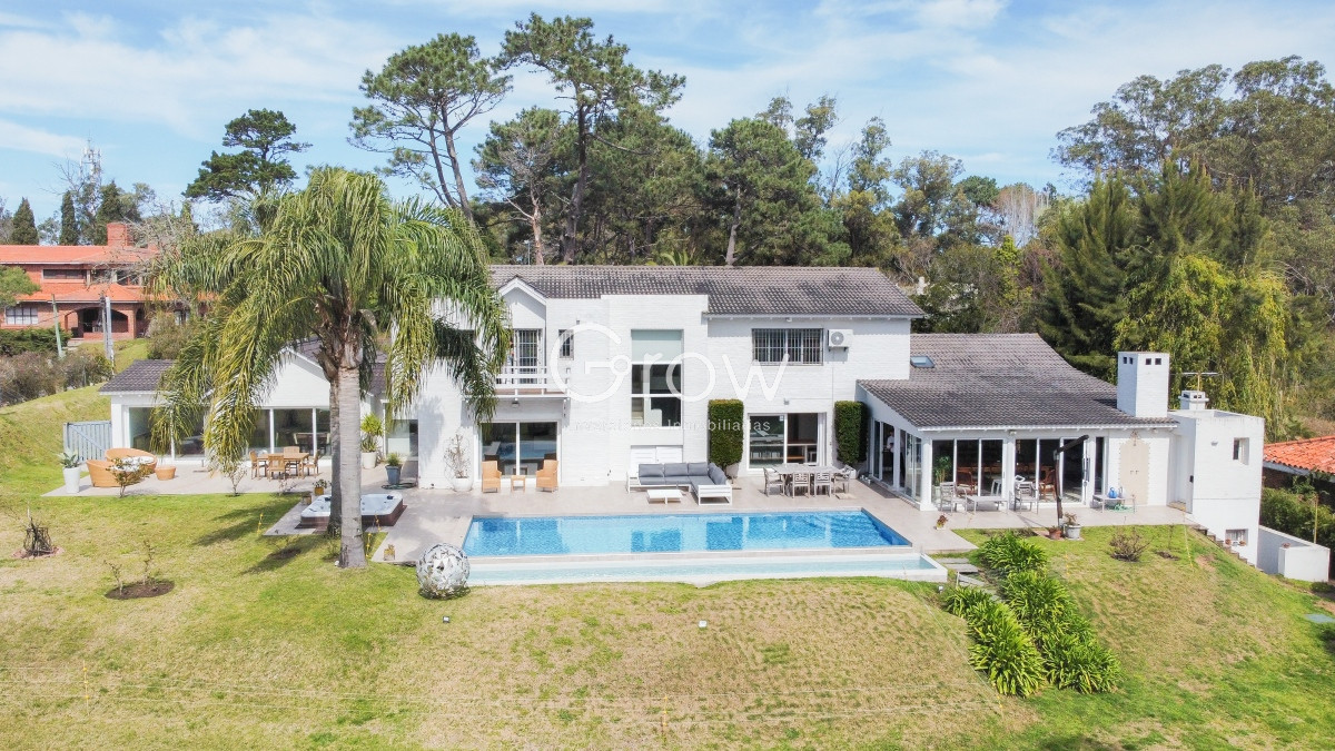 Casa ID.1744 - Residencia en Rincón del Indio, 5 dormitorios más dependencia