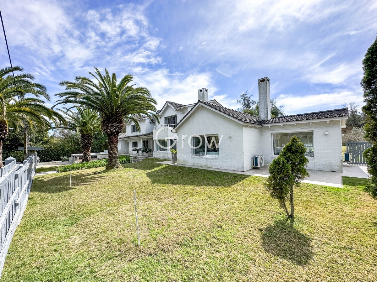 Casa ID.1744 - Residencia en Rincón del Indio, 5 dormitorios más dependencia