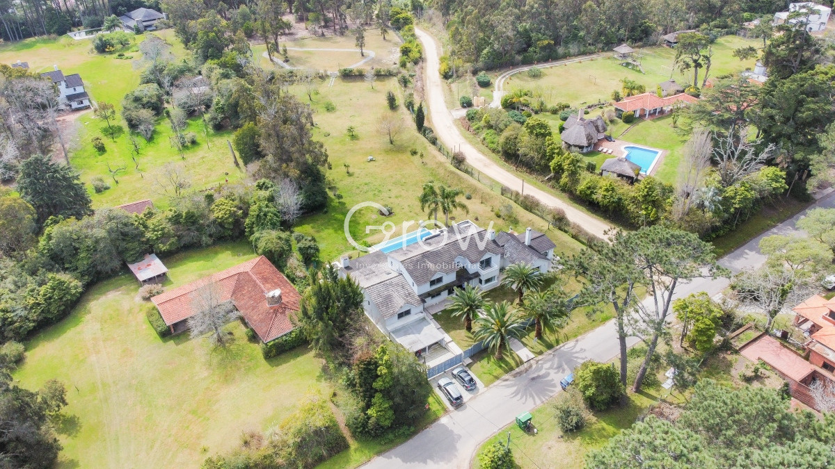 Casa ID.1744 - Residencia en Rincón del Indio, 5 dormitorios más dependencia