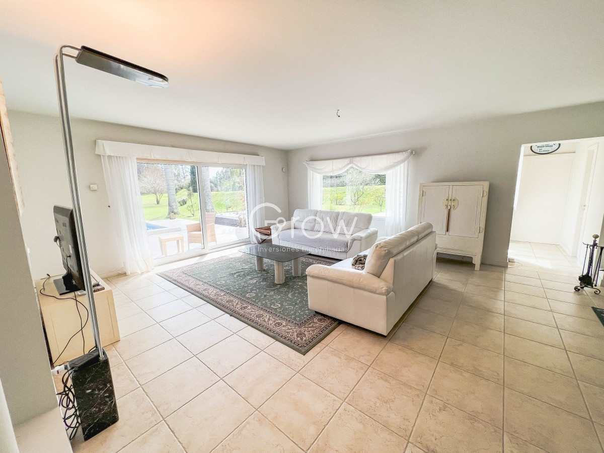 Casa ID.1744 - Residencia en Rincón del Indio, 5 dormitorios más dependencia