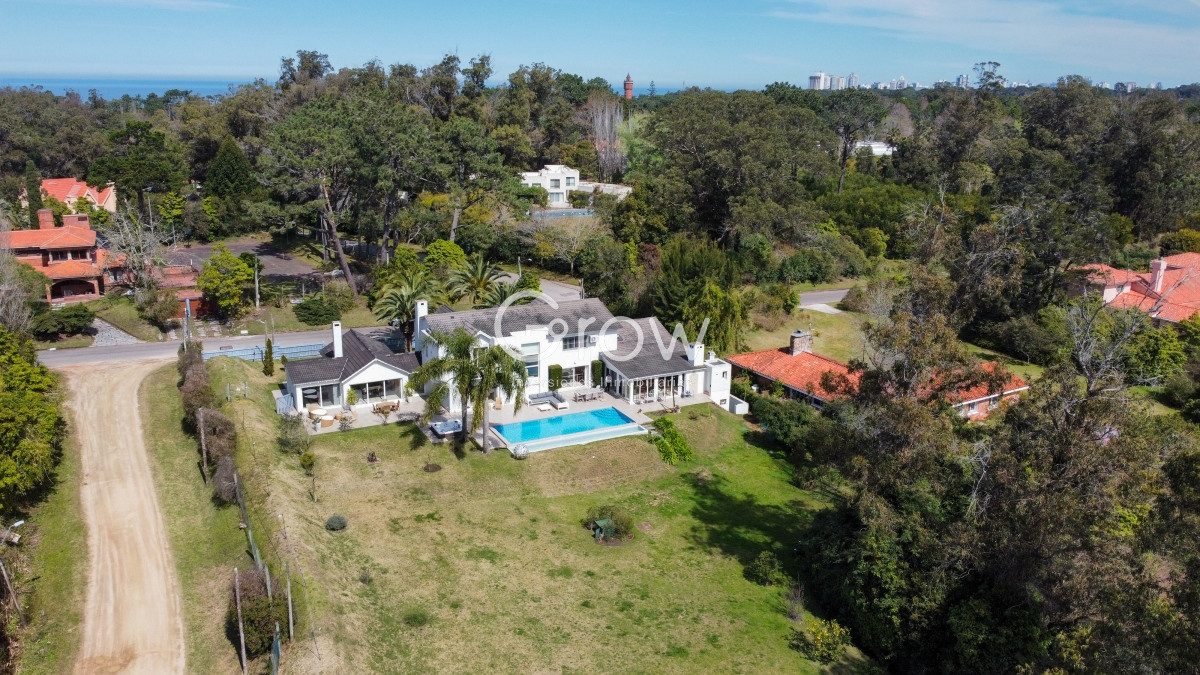 Casa ID.1744 - Residencia en Rincón del Indio, 5 dormitorios más dependencia