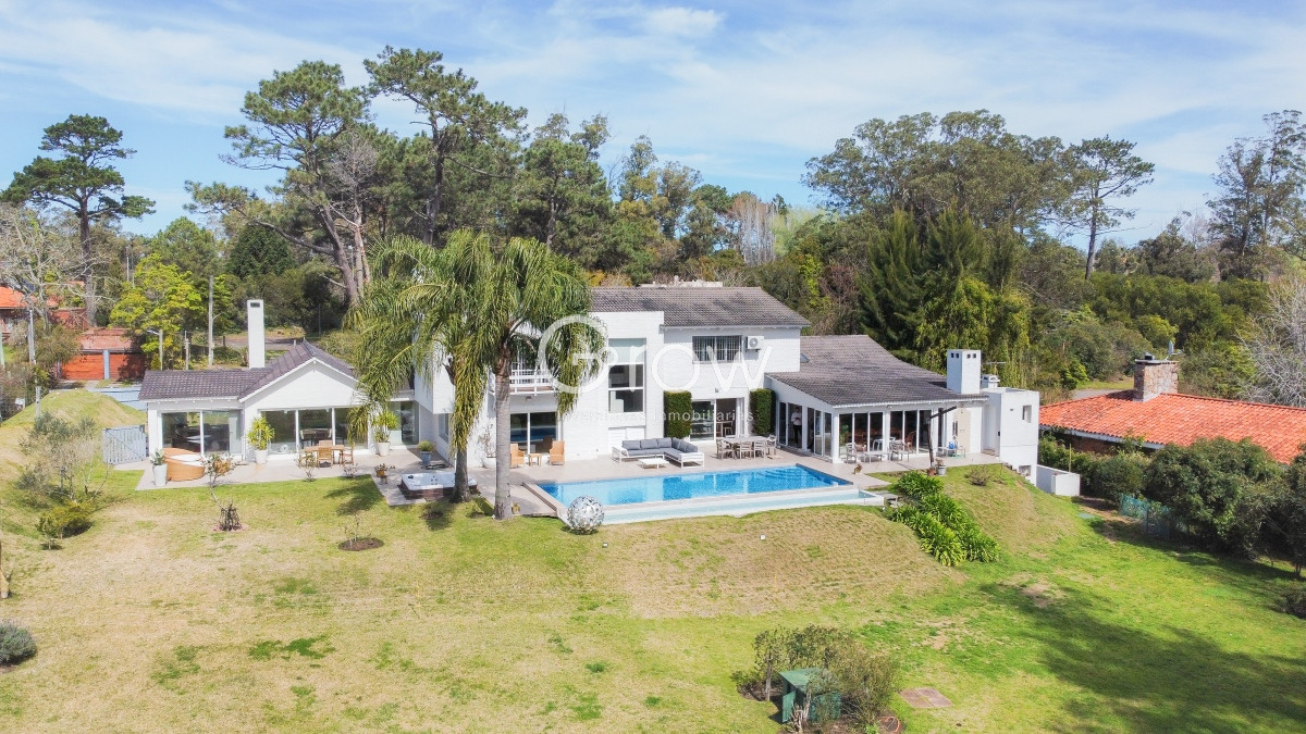 Casa ID.1744 - Residencia en Rincón del Indio, 5 dormitorios más dependencia
