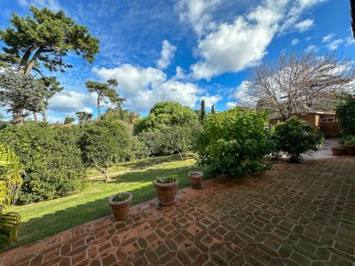 Punta del Este, casa 3 dormitorios mas dependencia sobre gran terreno