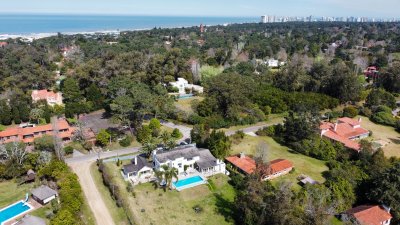 Residencia en Rincón del Indio, 5 dormitorios más dependencia