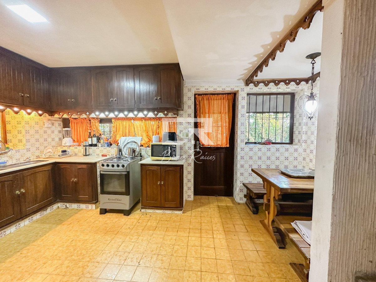 Casa ID.661 - Hermosa casa en Lugano, 4 dormitorios más dependencia