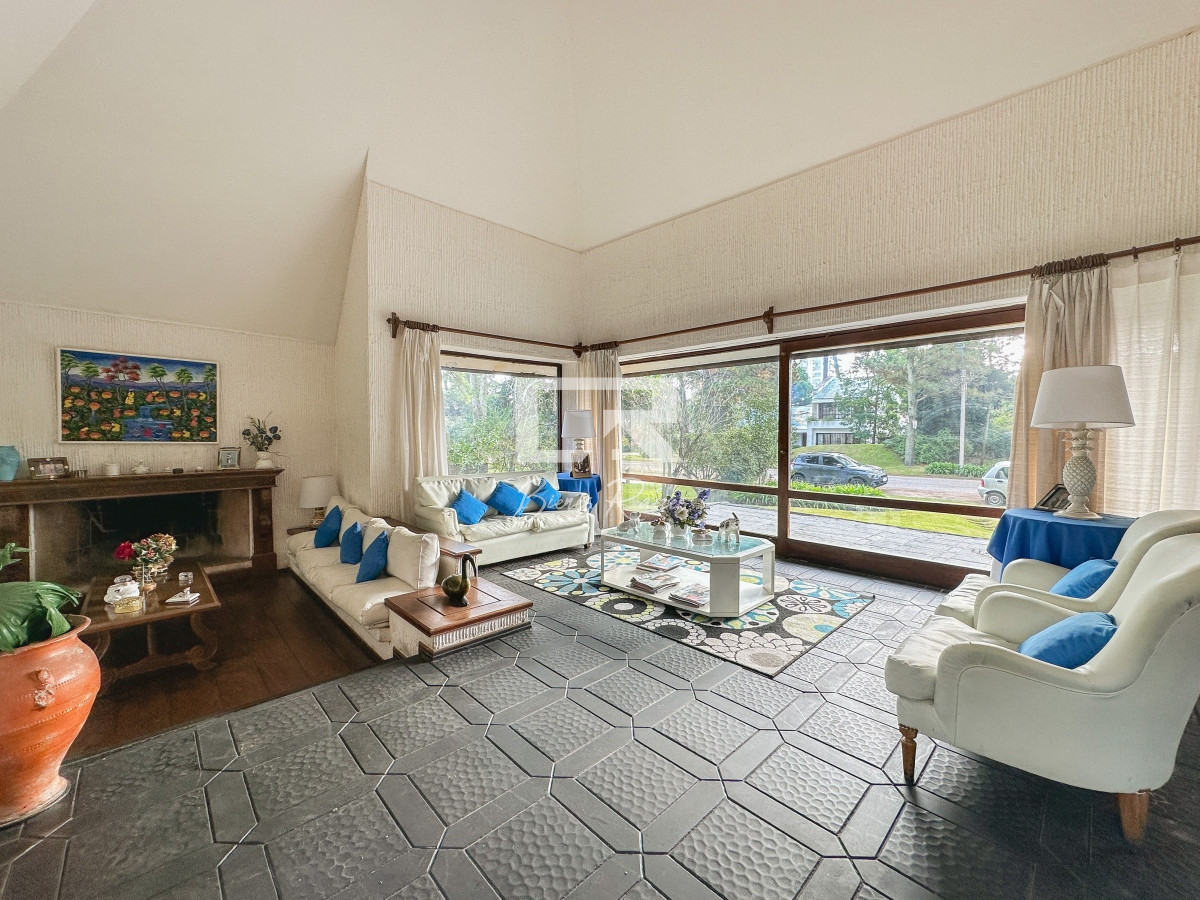 Casa ID.661 - Hermosa casa en Lugano, 4 dormitorios más dependencia