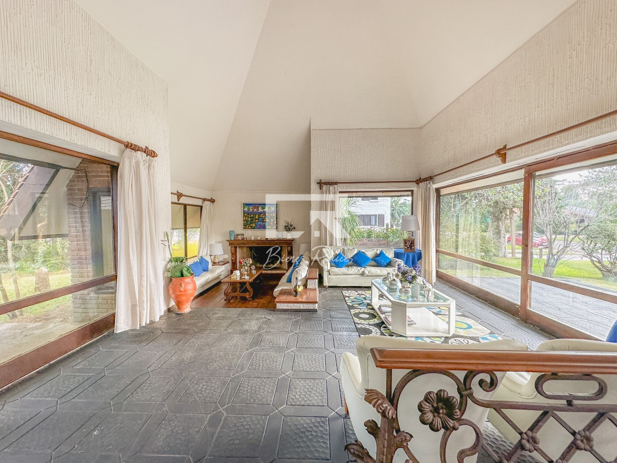 Casa ID.661 - Hermosa casa en Lugano, 4 dormitorios más dependencia