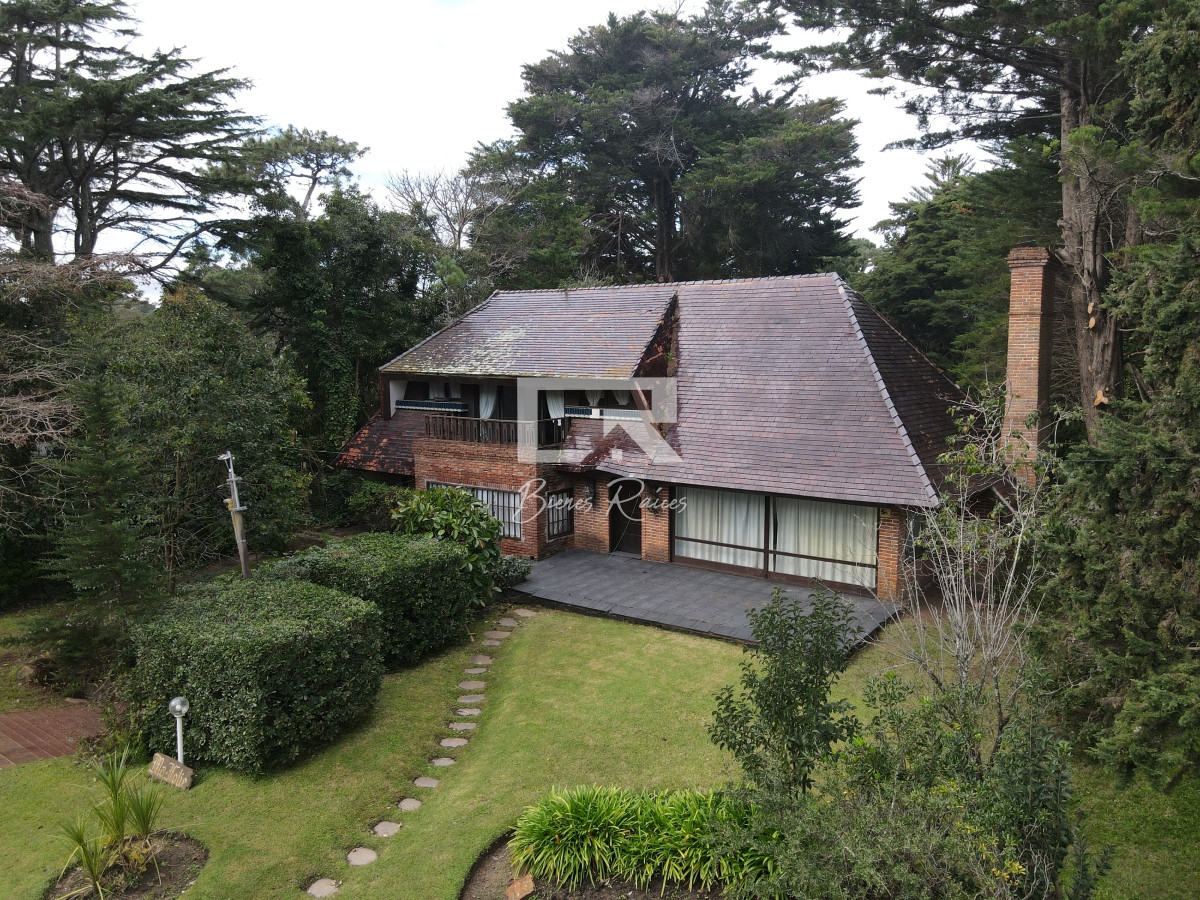 Casa ID.661 - Hermosa casa en Lugano, 4 dormitorios más dependencia