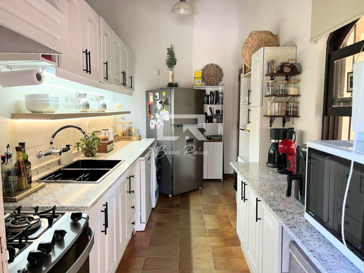 Casa ID.881 - Casa en Pinares, 3 dormitorios más dependencia