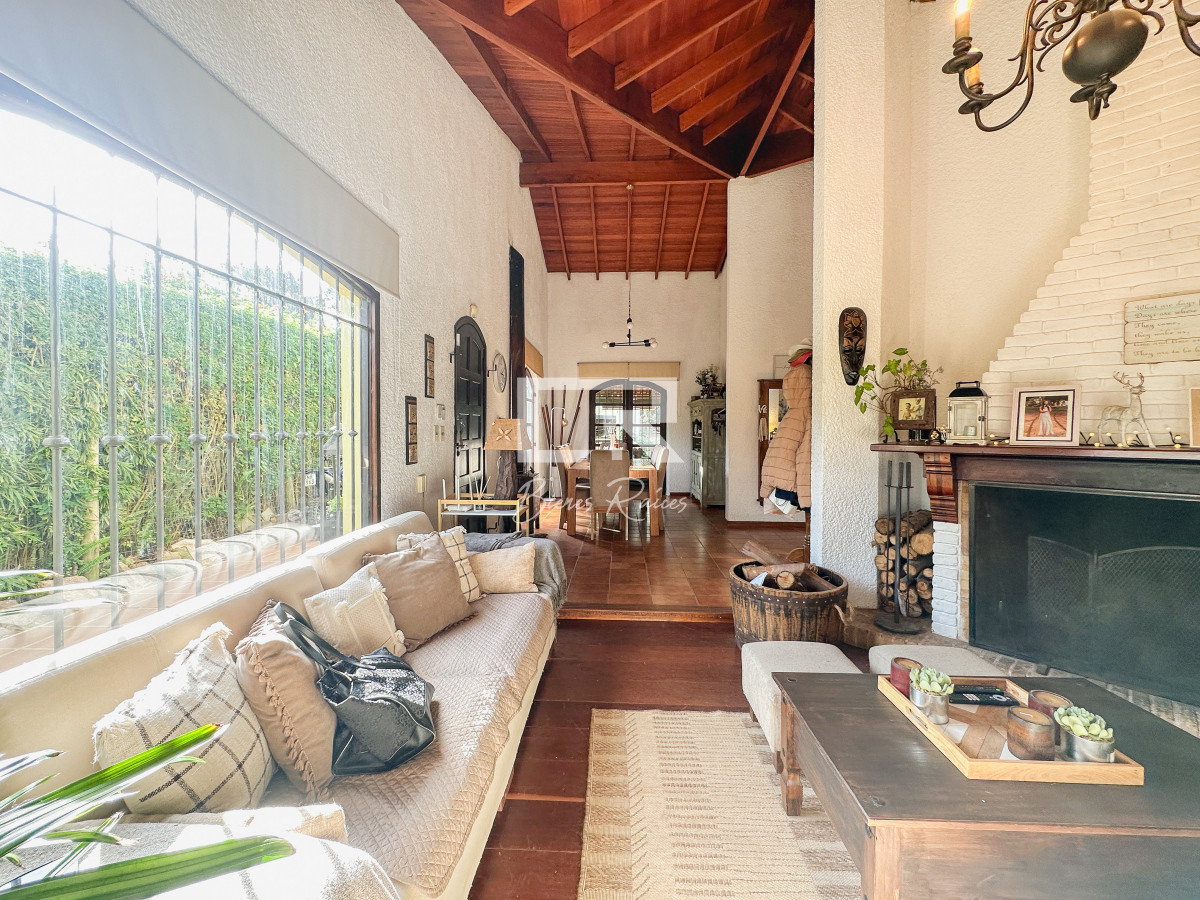 Casa ID.881 - Casa en Pinares, 3 dormitorios más dependencia