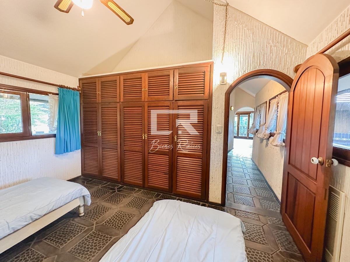 Casa ID.661 - Hermosa casa en Lugano, 4 dormitorios más dependencia