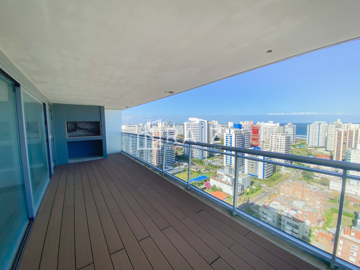 Apartamento ID.11025 - Piso alto pasante en Brava, 3 dormitorios, parrillero y jacuzzi