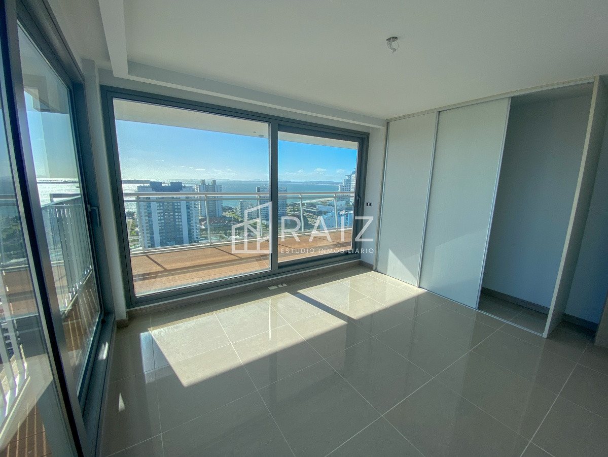 Apartamento ID.11025 - Piso alto pasante en Brava, 3 dormitorios, parrillero y jacuzzi