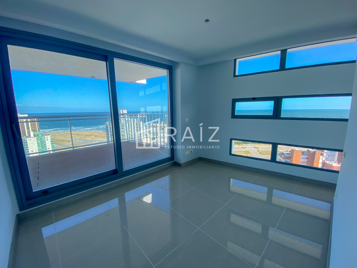 Apartamento ID.11025 - Piso alto pasante en Brava, 3 dormitorios, parrillero y jacuzzi