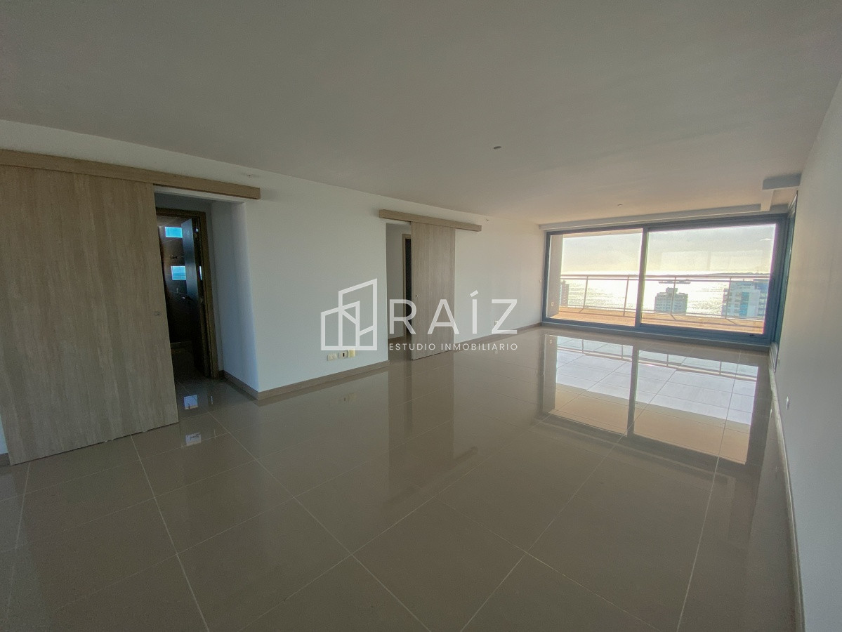 Apartamento ID.11025 - Piso alto pasante en Brava, 3 dormitorios, parrillero y jacuzzi