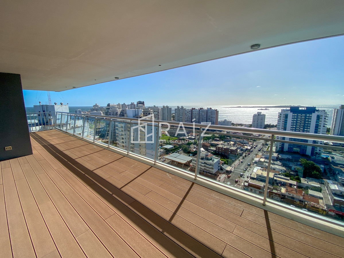 Apartamento ID.11025 - Piso alto pasante en Brava, 3 dormitorios, parrillero y jacuzzi