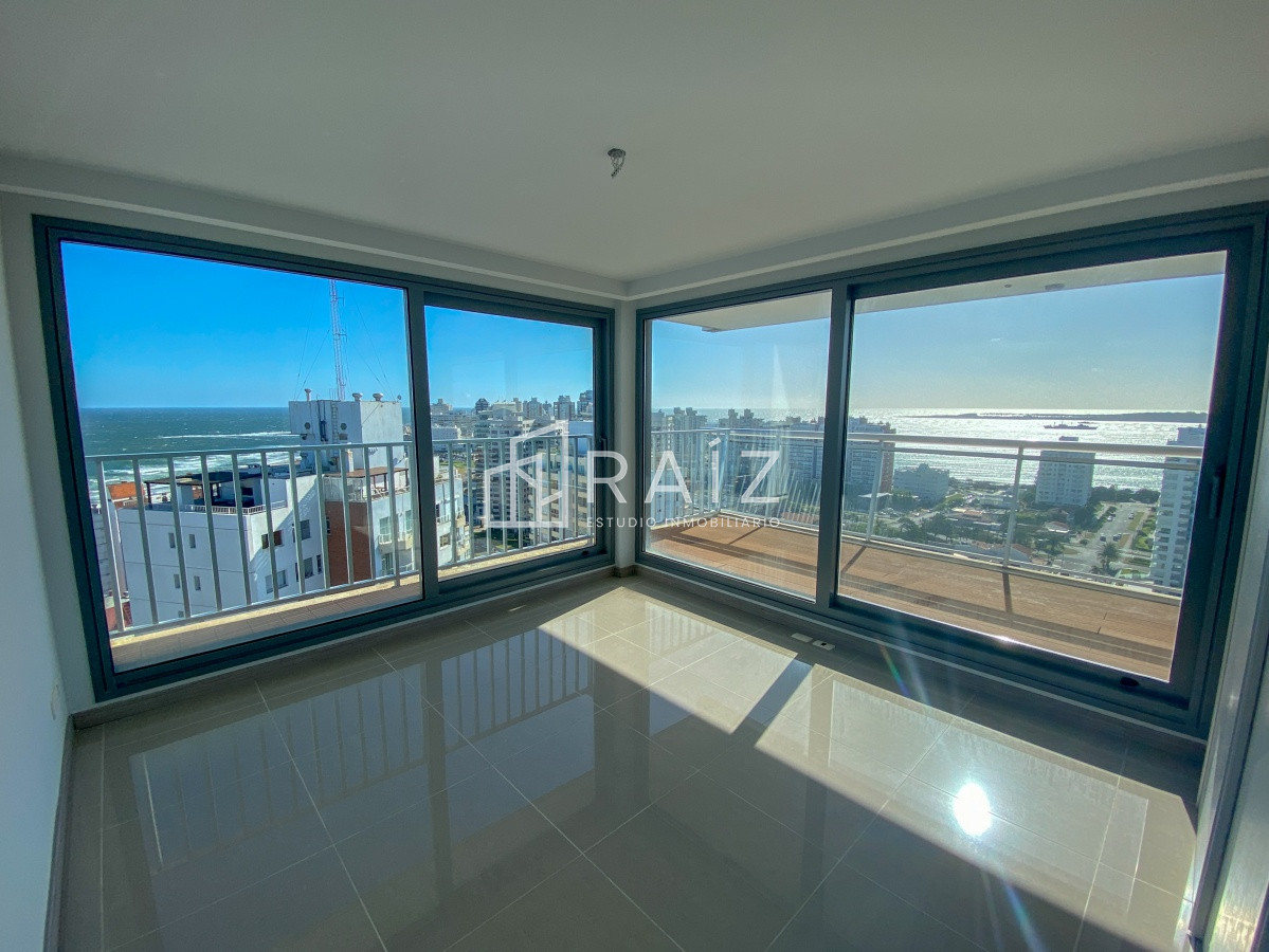 Apartamento ID.11025 - Piso alto pasante en Brava, 3 dormitorios, parrillero y jacuzzi