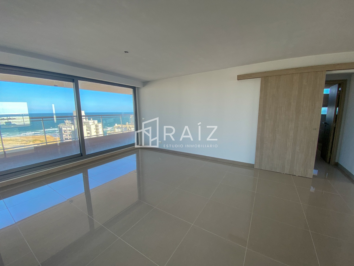Apartamento ID.11025 - Piso alto pasante en Brava, 3 dormitorios, parrillero y jacuzzi