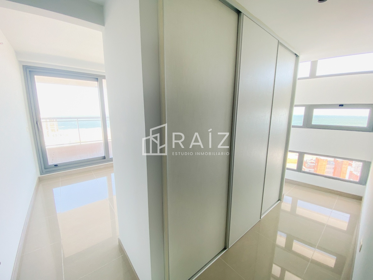 Apartamento ID.11025 - Piso alto pasante en Brava, 3 dormitorios, parrillero y jacuzzi