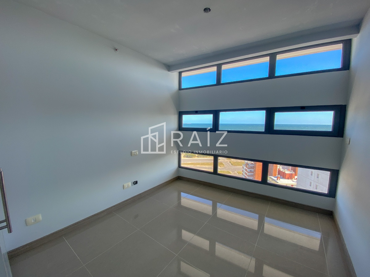 Apartamento ID.11025 - Piso alto pasante en Brava, 3 dormitorios, parrillero y jacuzzi