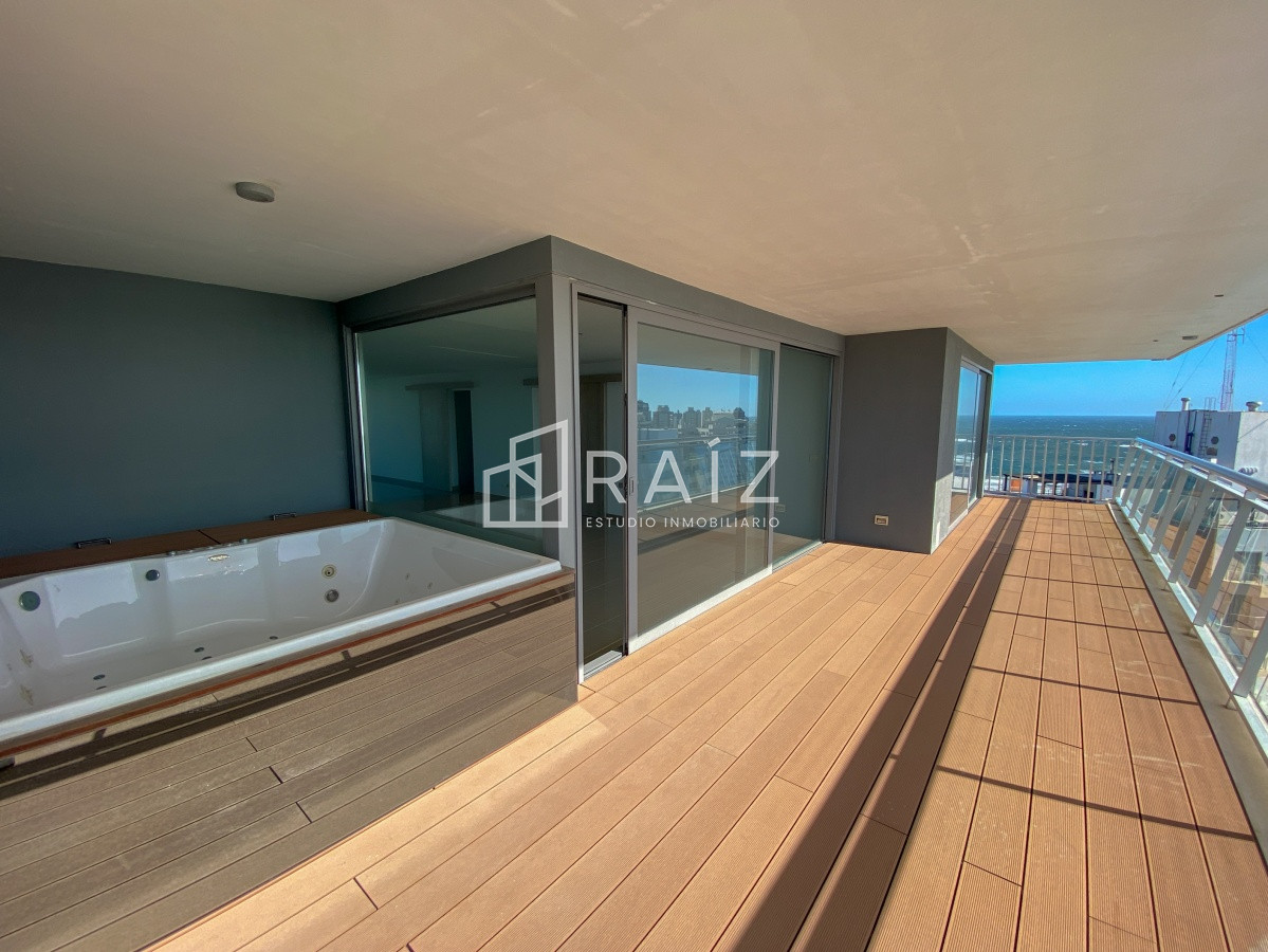 Apartamento ID.11025 - Piso alto pasante en Brava, 3 dormitorios, parrillero y jacuzzi