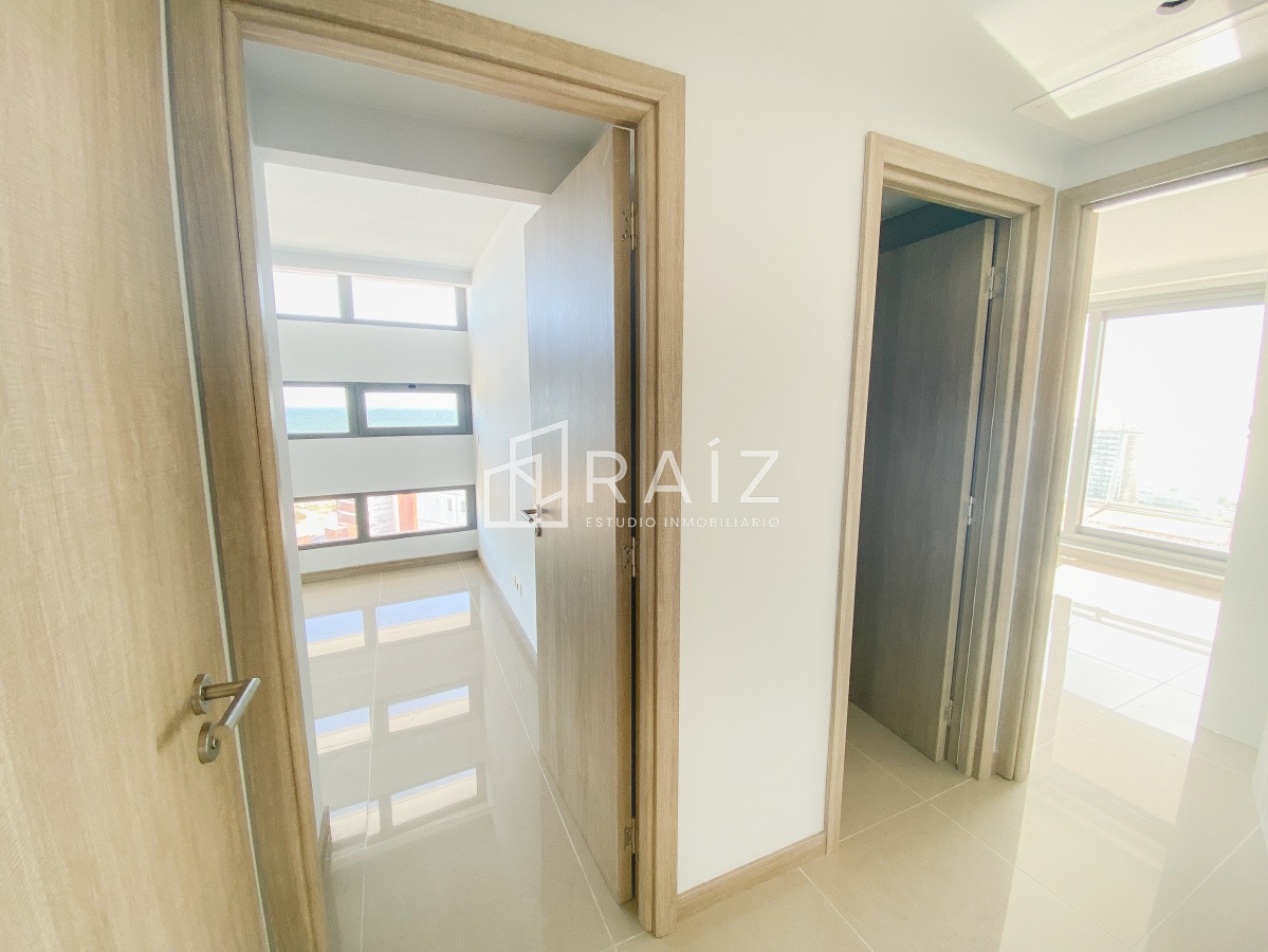 Apartamento ID.11025 - Piso alto pasante en Brava, 3 dormitorios, parrillero y jacuzzi