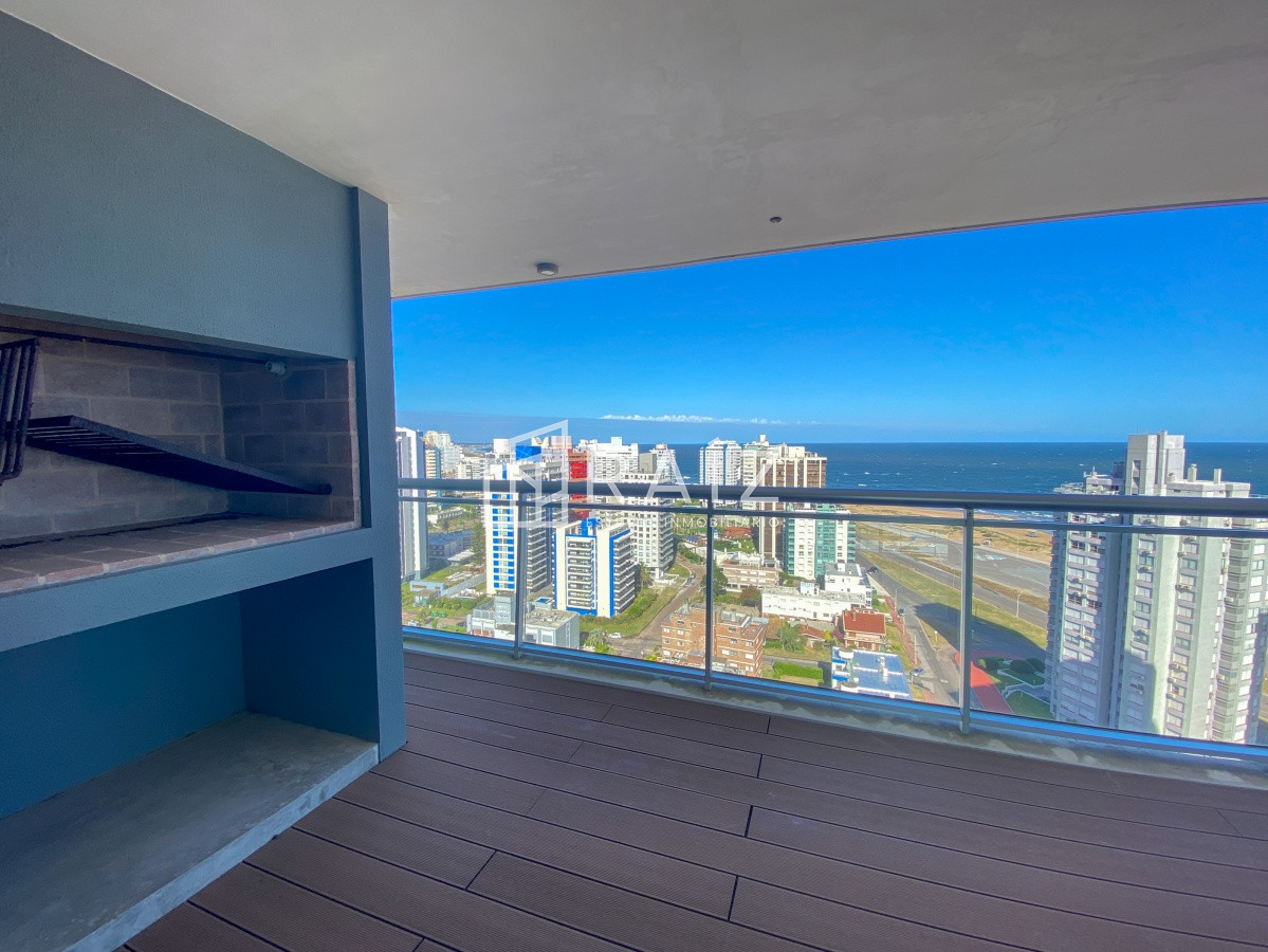 Apartamento ID.11025 - Piso alto pasante en Brava, 3 dormitorios, parrillero y jacuzzi