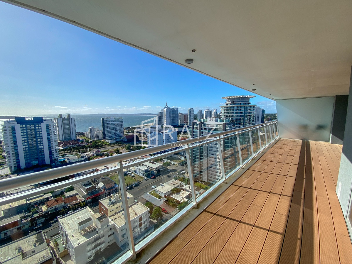 Apartamento ID.11025 - Piso alto pasante en Brava, 3 dormitorios, parrillero y jacuzzi