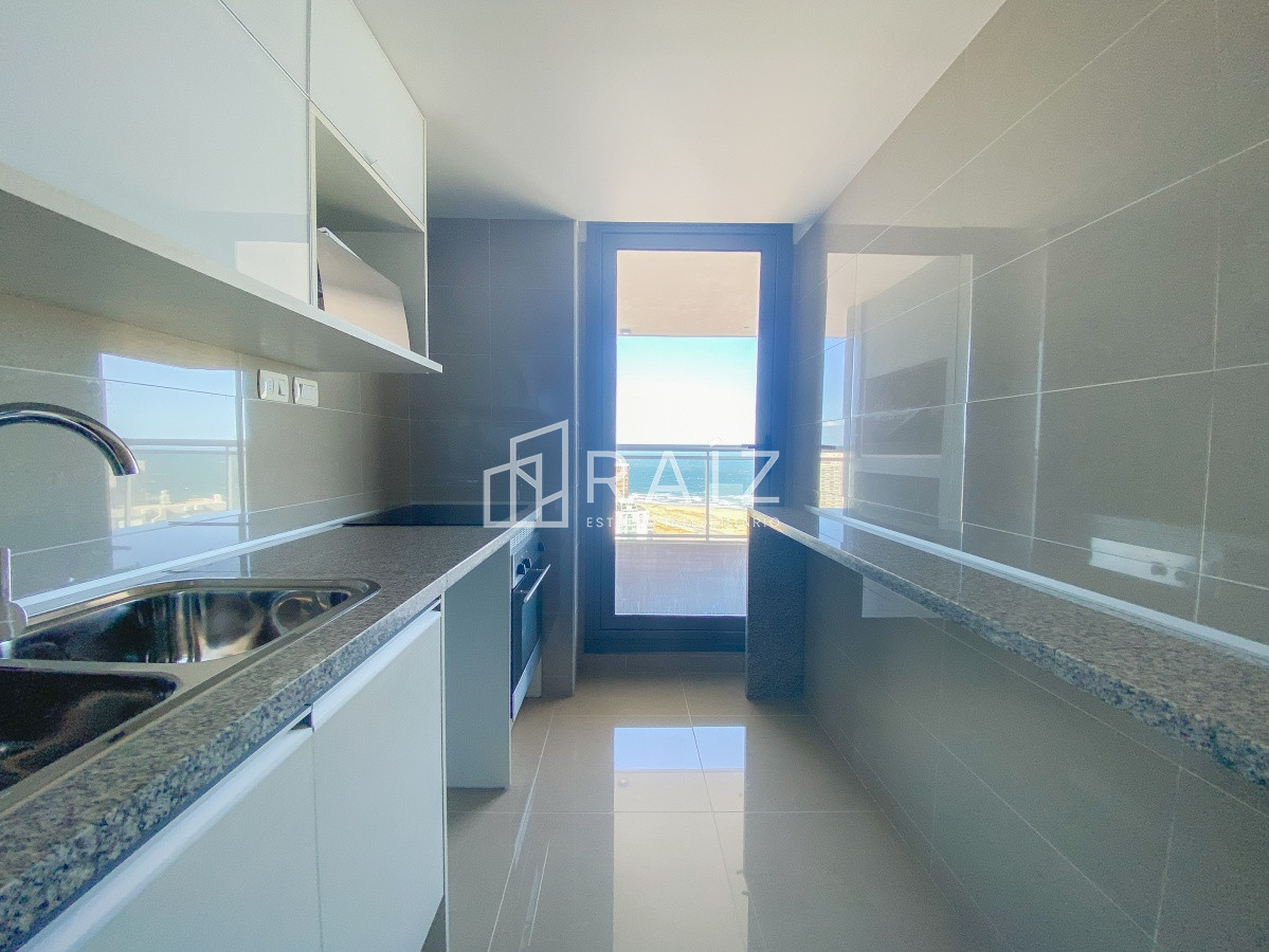 Apartamento ID.11025 - Piso alto pasante en Brava, 3 dormitorios, parrillero y jacuzzi