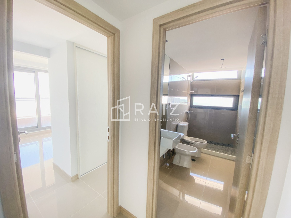 Apartamento ID.11025 - Piso alto pasante en Brava, 3 dormitorios, parrillero y jacuzzi