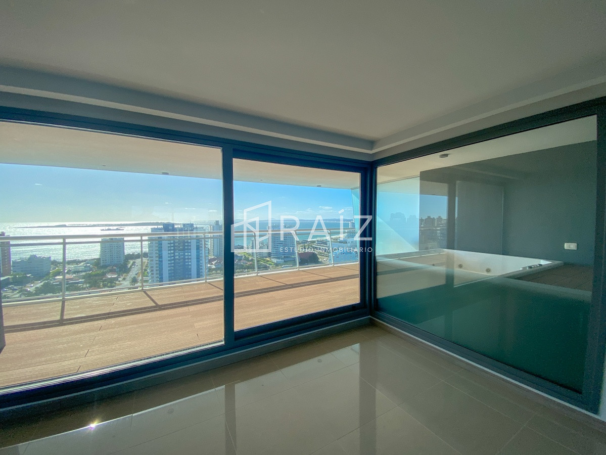 Apartamento ID.11025 - Piso alto pasante en Brava, 3 dormitorios, parrillero y jacuzzi