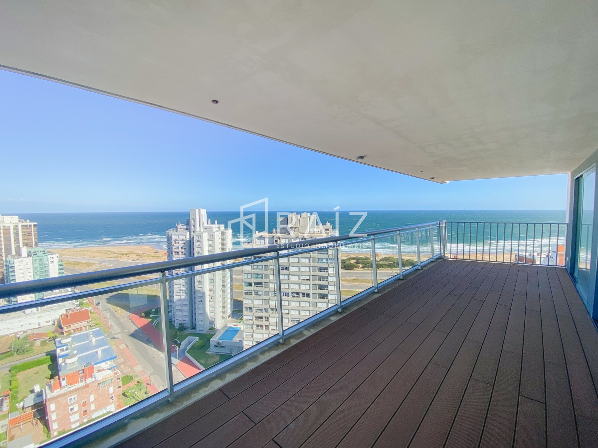 Apartamento ID.11025 - Piso alto pasante en Brava, 3 dormitorios, parrillero y jacuzzi