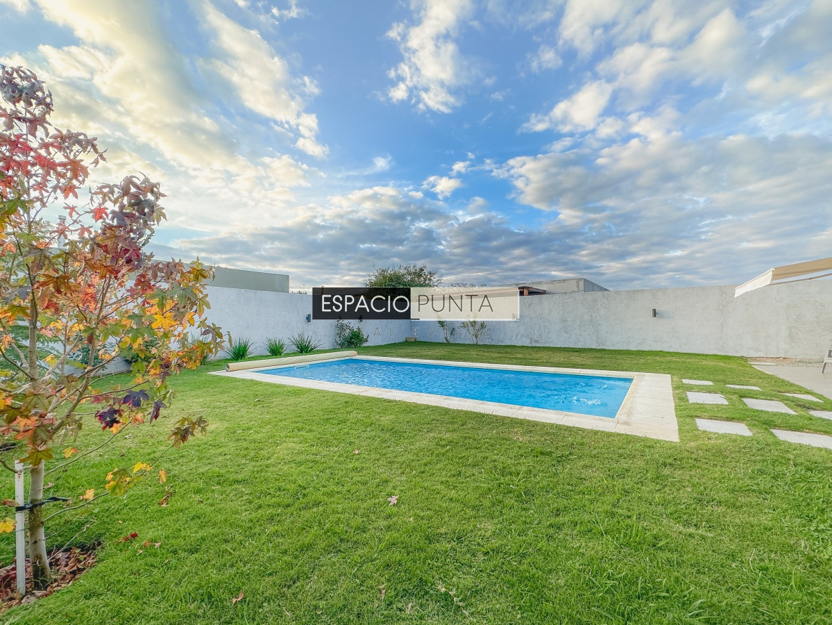 Casa ID.241 - Casa con vista a Laguna del Diario, 3 dormitorios más dependencia y piscina