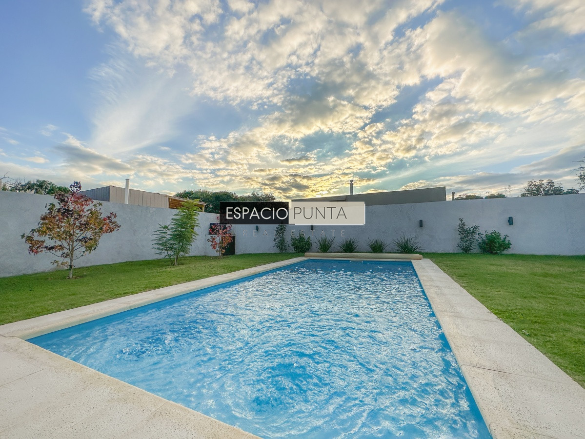 Casa ID.241 - Casa con vista a Laguna del Diario, 3 dormitorios más dependencia y piscina