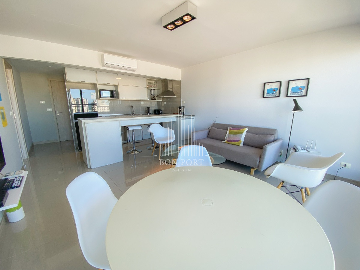 Apartamento ID.242 - Piso alto en Brava, 1 dormitorio con vestidor, edificio Onix