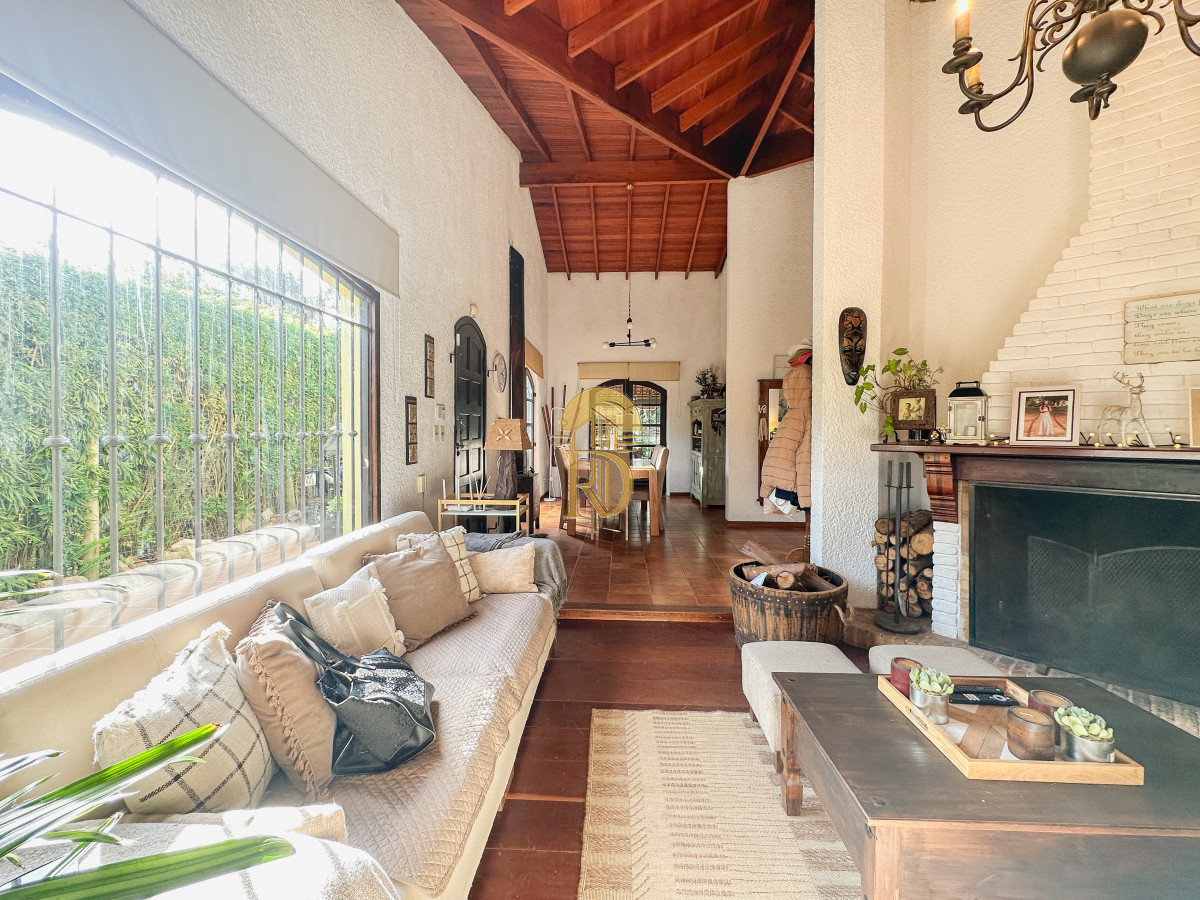 Casa en Pinares, 3 dormitorios más dependencia -id-46-3