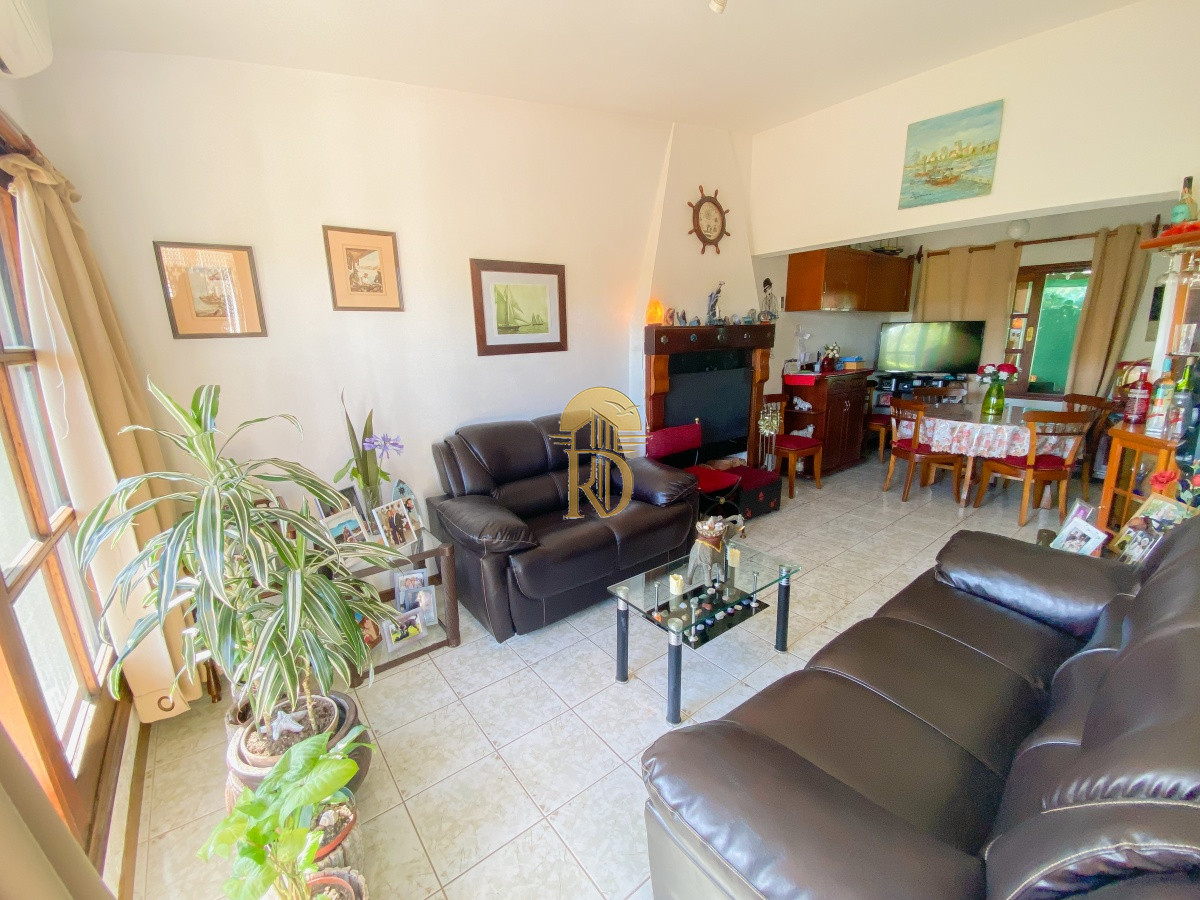 Casa en El Tesoro, 3 dormitorios más dependencia -id-363