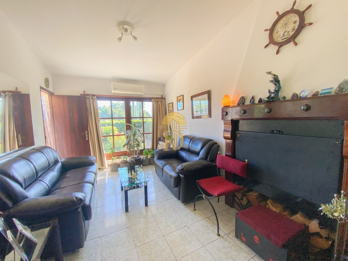 Casa en El Tesoro, 3 dormitorios más dependencia -id-363-1