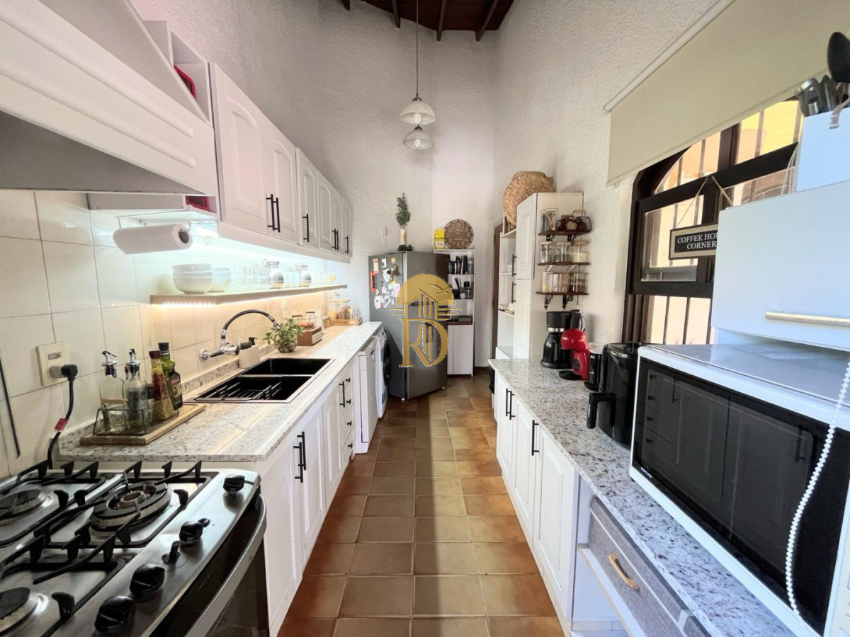 Casa en Pinares, 3 dormitorios más dependencia -id-46-11