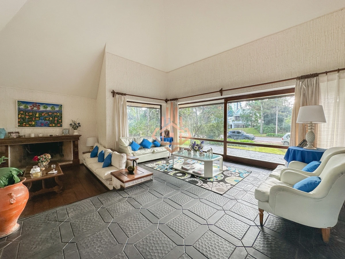 Hermosa casa en Lugano, 4 dormitorios más dependencia