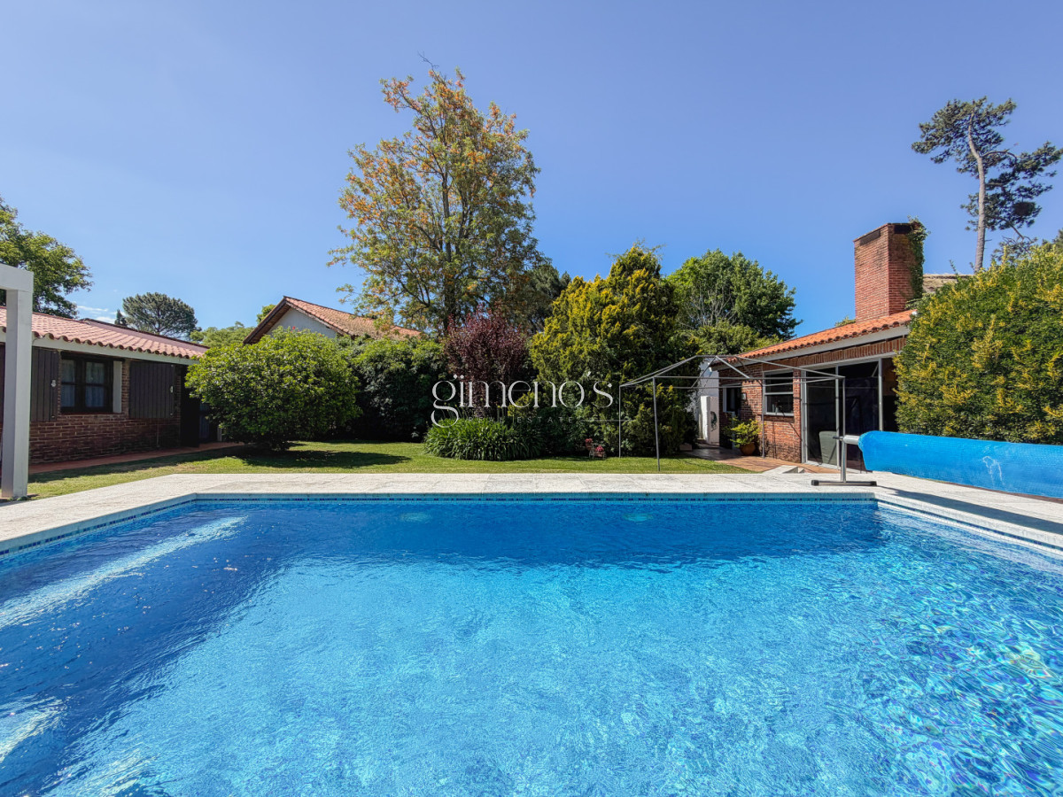 Casa ID.1035 - Casa en Pinares, 4 dormitorios y piscina climatizada