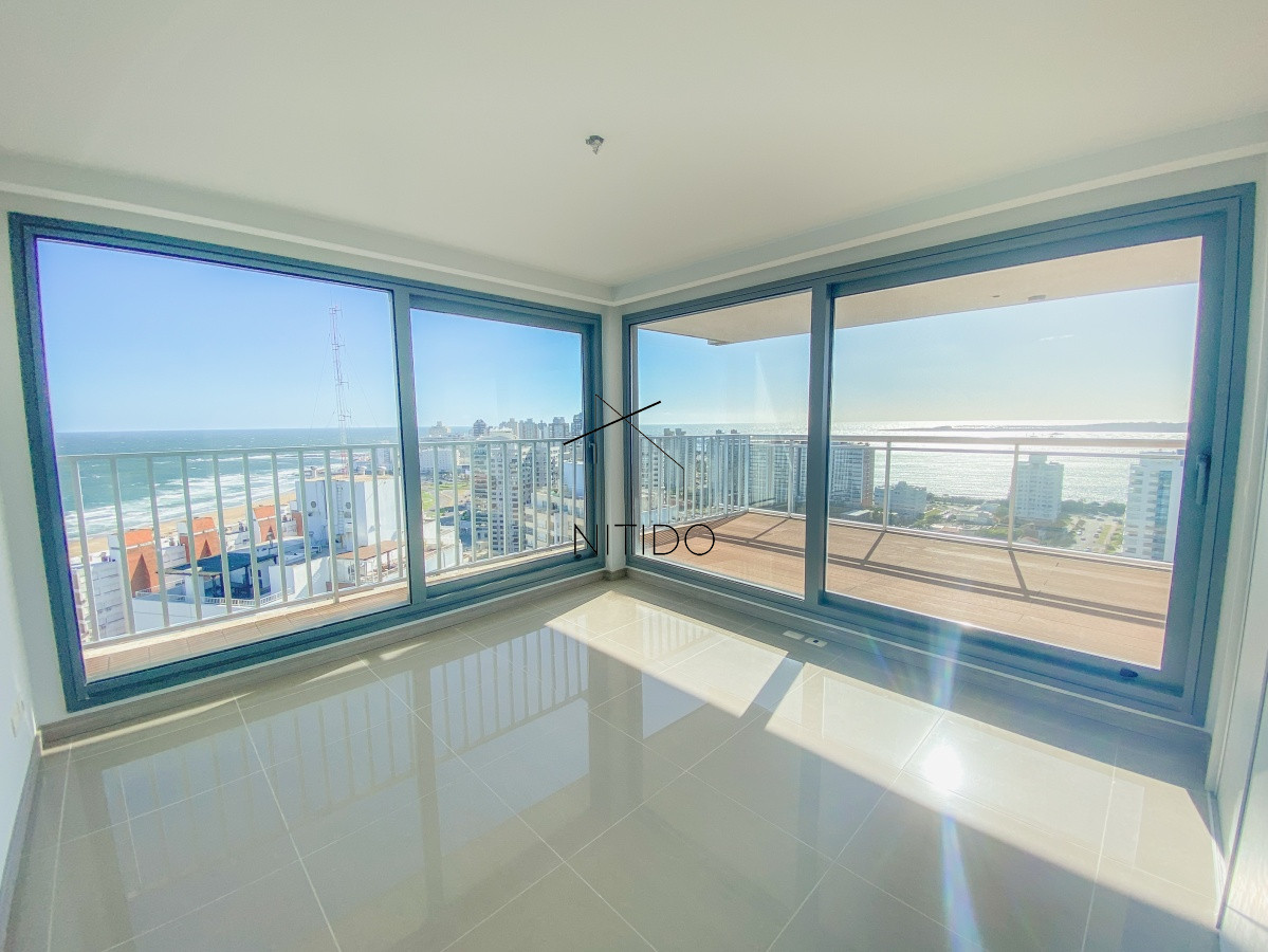 Apartamento ID.111 - Piso alto pasante en Brava, 3 dormitorios, parrillero y jacuzzi